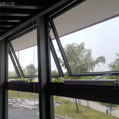 Ventanas de aluminio contemporáneo con toldo colgado