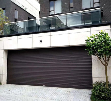 Puertas de garaje con rodillos de aluminio a medida insonorizadas para residencias